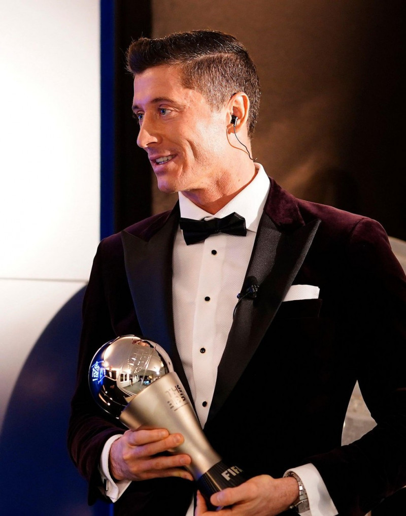 MUNICH, GERMANY - DECEMBER 17: Robert Lewandowski of FC Bayern Munich poses after winning the FIFA Men's Player 2020 trophy during the FIFA The BEST Awards ceremony on December 17, 2020 in Munich, Germany. (Photo by Pool/Marco Donato-FC Bayern/Pool/Getty