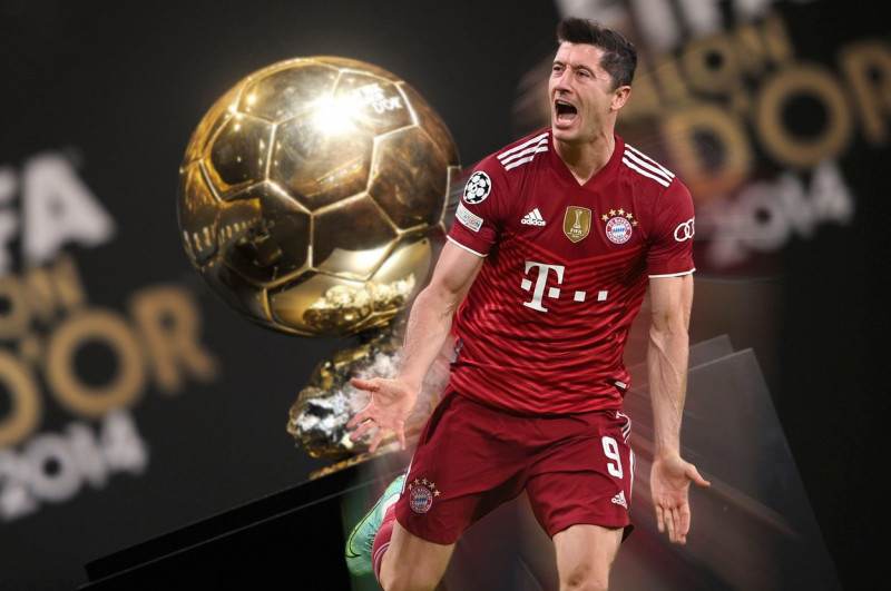 PHOTO COMPOSITION: Robert LEWANDOWSKI (FC Bayern Munich) is one of the promising candidates for the Ballon D 'OR 2021 award.Archive photo: factual image of the trophy, golden football, world footballer, player of the year, world player of the year, FIFA B