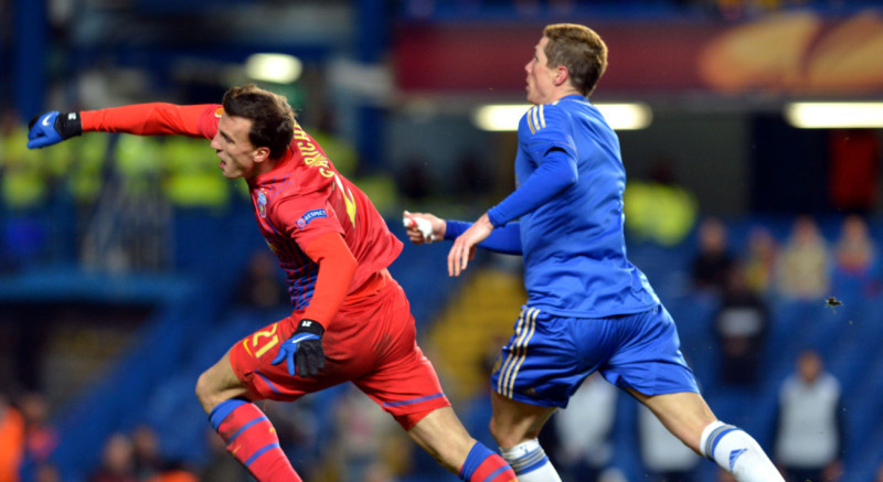 Vlad Chiricheș și Fernando Torres, în meciul FCSB - Chelsea, din 2013 / Foto: Sport Pictures