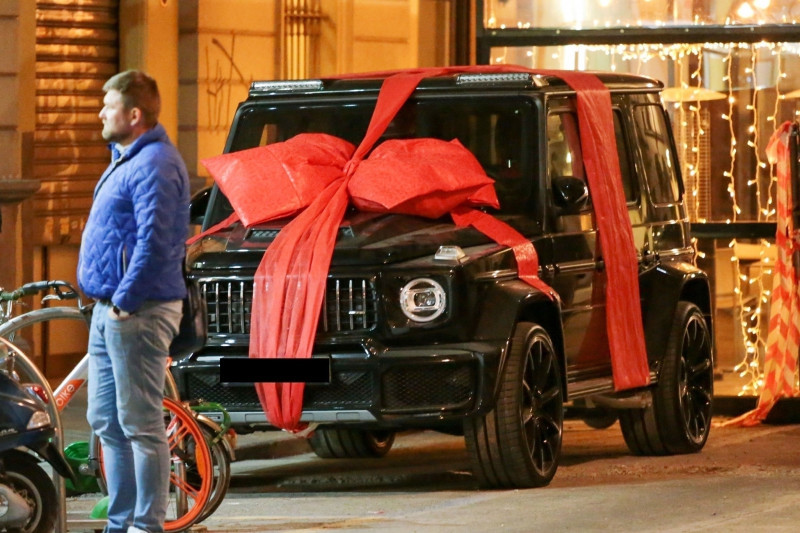 *EXCLUSIVE* Juventus Madeiran superstar footballer Cristiano Ronaldo gets mobbed by fans while leaving a restaurant after he was gifted a £600,000 Mercedes G wagon BRABUS V12 for his 35th Birthday by girlfriend Georgina Rodriguez!