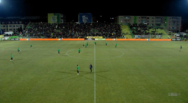 Tribuna stadionului din Mioveni, la meciul cu FCSB / Foto: Captură Digi Sport