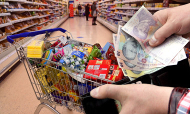 Cel mai bizar moment pentru o româncă la bancă: a fost chemată de urgență să achite o sumă incredibilă