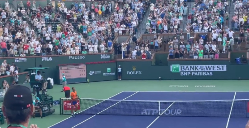 Nick Kyrgios a fost aproape să lovească un copil de mingi / Foto: Captură Twitter@villievang
