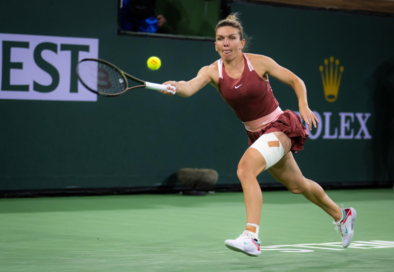 Simona Halep of Romania in action against Iga Swiatek of Poland during the semi-final of the 2022 BNP Paribas Open, WTA 1000 tennis tournament on March 18, 2022 at Indian Wells Tennis Garden in Indian Wells, USA - Photo: Rob Prange/DPPI/LiveMedia