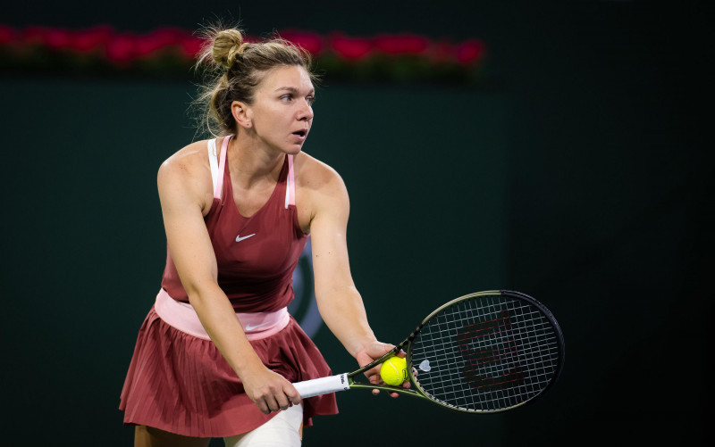 Simona Halep of Romania in action against Iga Swiatek of Poland during the semi-final of the 2022 BNP Paribas Open, WTA 1000 tennis tournament on March 18, 2022 at Indian Wells Tennis Garden in Indian Wells, USA - Photo: Rob Prange/DPPI/LiveMedia