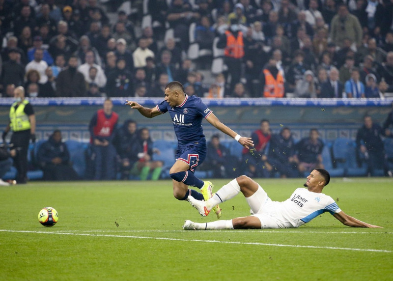 Kylian Mbappe of PSG, William Saliba of Marseille during the French championship Ligue 1 football match between Olympique de Marseille (OM) and Paris Saint-Germain (PSG) on October 24, 2021 at Stade Velodrome in Marseille, France - Photo: Jean Catuffe/DPP