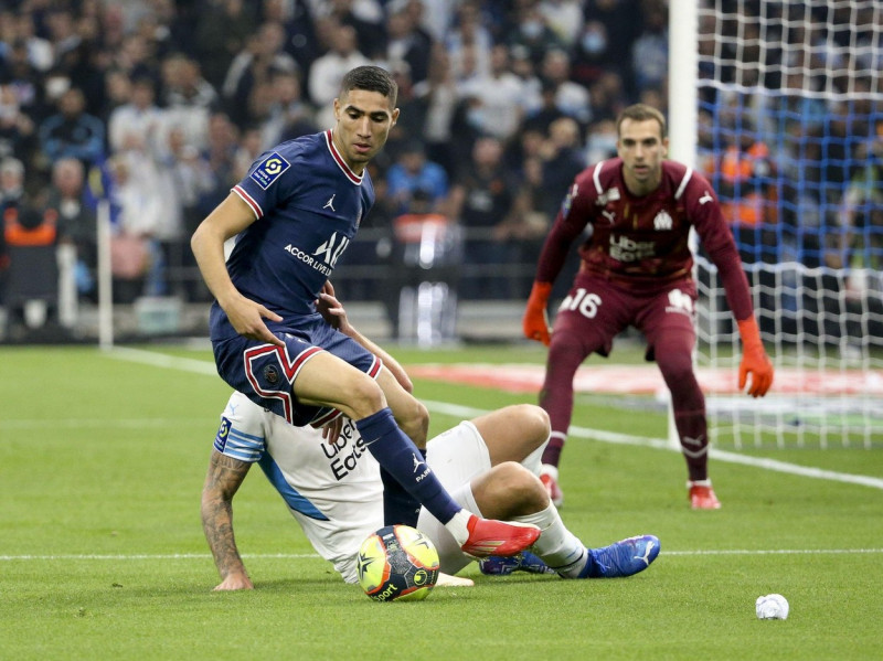 Achraf Hakimi of PSG, goalkeeper of Marseille Pau Lopez during the French championship Ligue 1 football match between Olympique de Marseille (OM) and Paris Saint-Germain (PSG) on October 24, 2021 at Stade Velodrome in Marseille, France - Photo: Jean Catuf