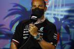 Lewis Hamilton a apărut la conferința de presă de dinaintea MP de la Miami, cu o mulțime de bijuterii, în semn de protest / Foto: Getty Images