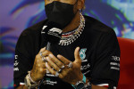 Lewis Hamilton a apărut la conferința de presă de dinaintea MP de la Miami, cu o mulțime de bijuterii, în semn de protest / Foto: Getty Images