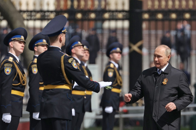 Wreath laying ceremony at Tomb of Unknown Soldier in Moscow