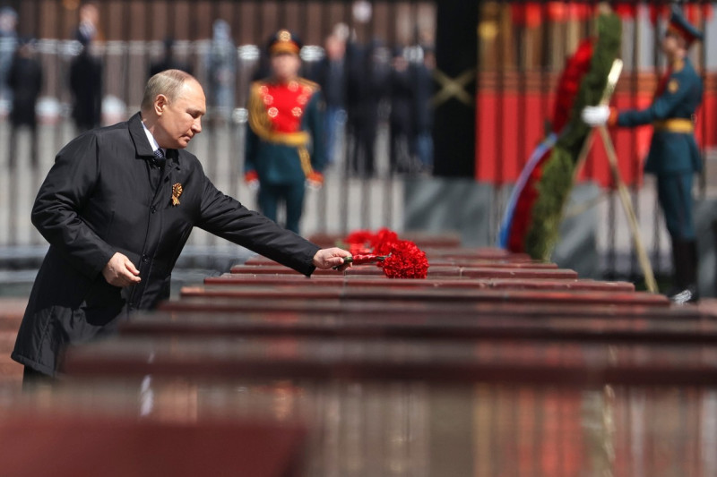 Wreath laying ceremony at Tomb of Unknown Soldier in Moscow