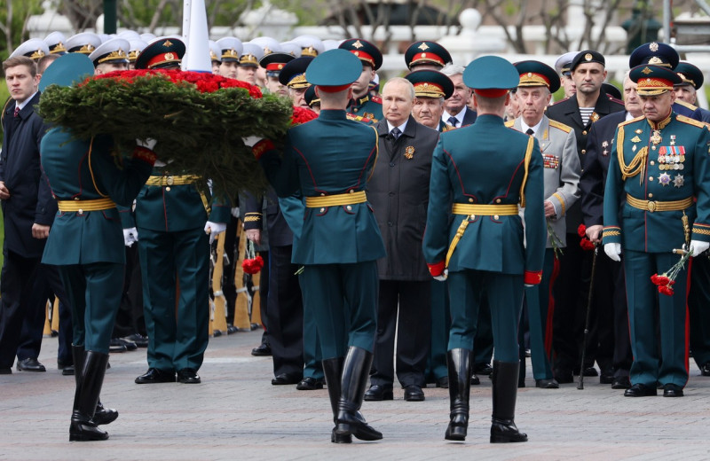 Wreath laying ceremony at Tomb of Unknown Soldier in Moscow