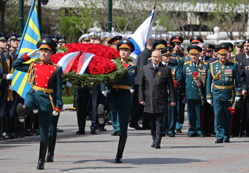 Wreath laying ceremony at Tomb of Unknown Soldier in Moscow