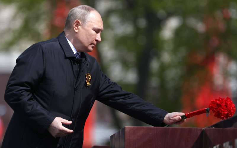 Wreath laying ceremony at Tomb of Unknown Soldier in Moscow