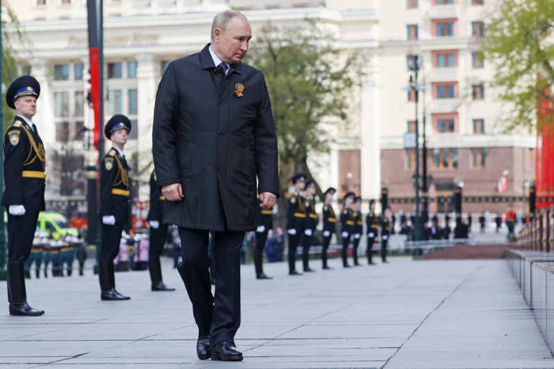 Wreath laying ceremony at Tomb of Unknown Soldier in Moscow