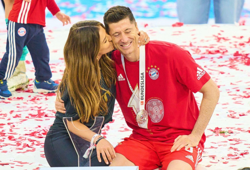 Munich, Germany. 08/05/2022, Winners ceremony with kiss for Robert LEWANDOWSKI, FCB 9 by Anna, wife of Robert LEWANDOWSKI, FCB 9 in the matchFC BAYERN MNCHEN - VFB STUTTGART 2-21.German Football League on Mai 08, 2022 in Munich, Germany. Season 2021/2