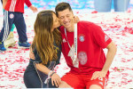Munich, Germany. 08/05/2022, Winners ceremony with kiss for Robert LEWANDOWSKI, FCB 9 by Anna, wife of Robert LEWANDOWSKI, FCB 9 in the matchFC BAYERN MNCHEN - VFB STUTTGART 2-21.German Football League on Mai 08, 2022 in Munich, Germany. Season 2021/2
