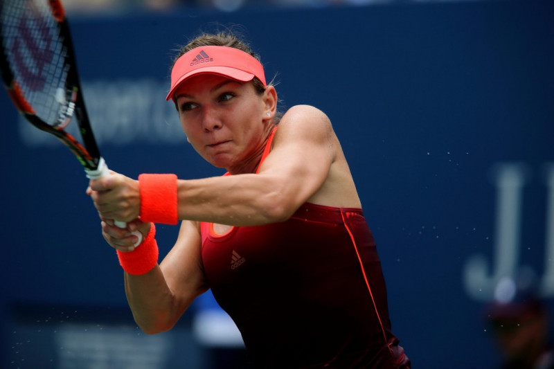 New York, USA. 9th September, 2015. Romania's Simona Halep in action against Victoria Azaraenka of Belarus during their quarterfinal match at the U.S. Open in Flushing Meadows, New York on the afternoon of September 9th, 2015. Halep won the match in thr