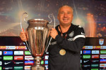 Dan Petrescu pozeaza alaturi de trofeu dupa castigarea campionatului in urma meciului de fotbal dintre CFR Cluj si Unive