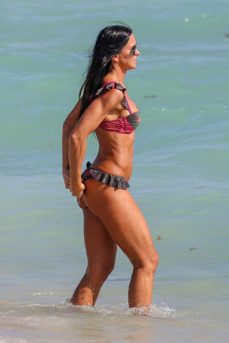 *EXCLUSIVE* Carolina Baldini makes waves in Miami showcasing rock hard abs and immaculate glow