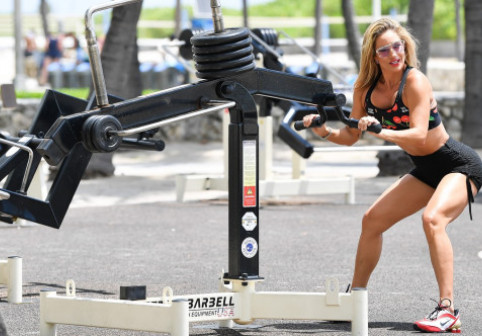 Transformare spectaculoasă: ajunsese la 90 de kg, iar acum e dublă campioană mondială la fitness. Marele secret