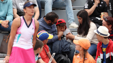A venit ”nota de plată”. Cu cât a fost amendată Irina Begu după ce a lovit un copil cu racheta la Roland Garros