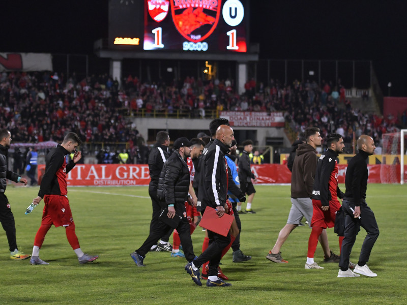 Jucătorii și membrii staff-ului de la Dinamo, după meciul cu U Cluj / Foto: Sport Pictures