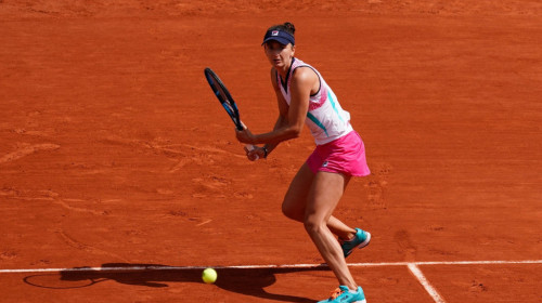 Irina Begu s-a calificat mai departe la WTA Parma, după abandonul Victoriyei Tomova. Scorul era 7-5, 5-1 pentru româncă