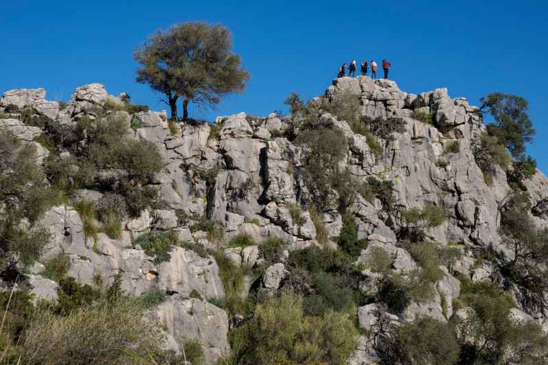 hikers photographing themselves on a peak, Cucuia de Fartaritx, Pollena, Mallorca, Balearic Islands, Spain.