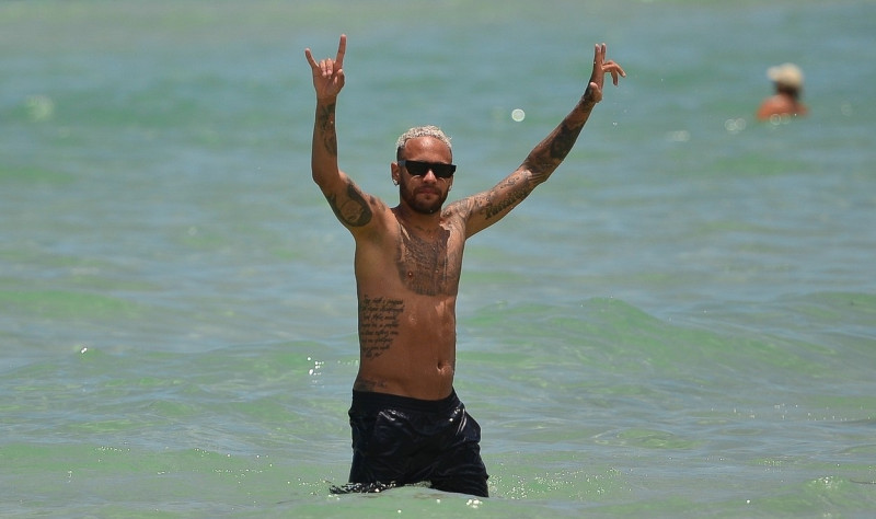 Neymar Jr. and girlfriend Bruna Biancardi go for a dip in Miami!