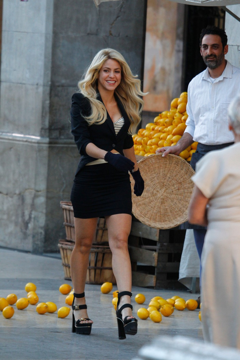 Shakira moves to a town on the coast to shoot the advertisement of coast cruiser, creating in the town a great spectacle for its presence among the citizens.