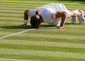 Momente unice la Wimbledon. Ce s-a întâmplat după ce adversara Simonei Halep a început să plângă și s-a întins pe gazon