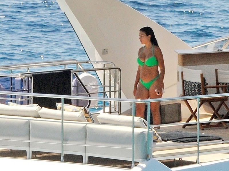 *PREMIUM-EXCLUSIVE* MUST CALL FOR PRICING BEFORE USAGE - STRICTLY NOT AVAILABLE FOR ONLINE USAGE UNTIL 15:50 PM UK TIME ON 02/07/2022 -
Manchester United superstar footballer Cristiano Ronaldo flexes his toned muscular body while relaxing on his yacht