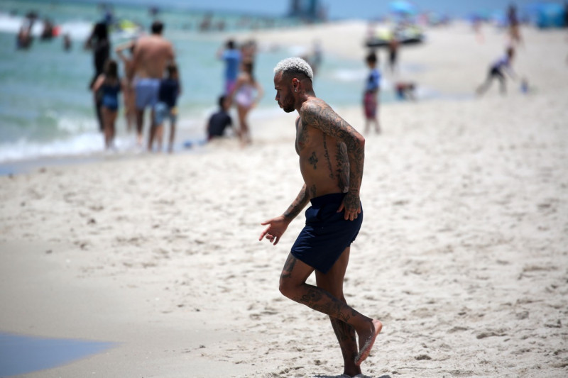 Neymar Jr. hits the beach with bikini clad girlfriend Bianca Biancardi along with his friends and family for a day of fun in the sun in Miami