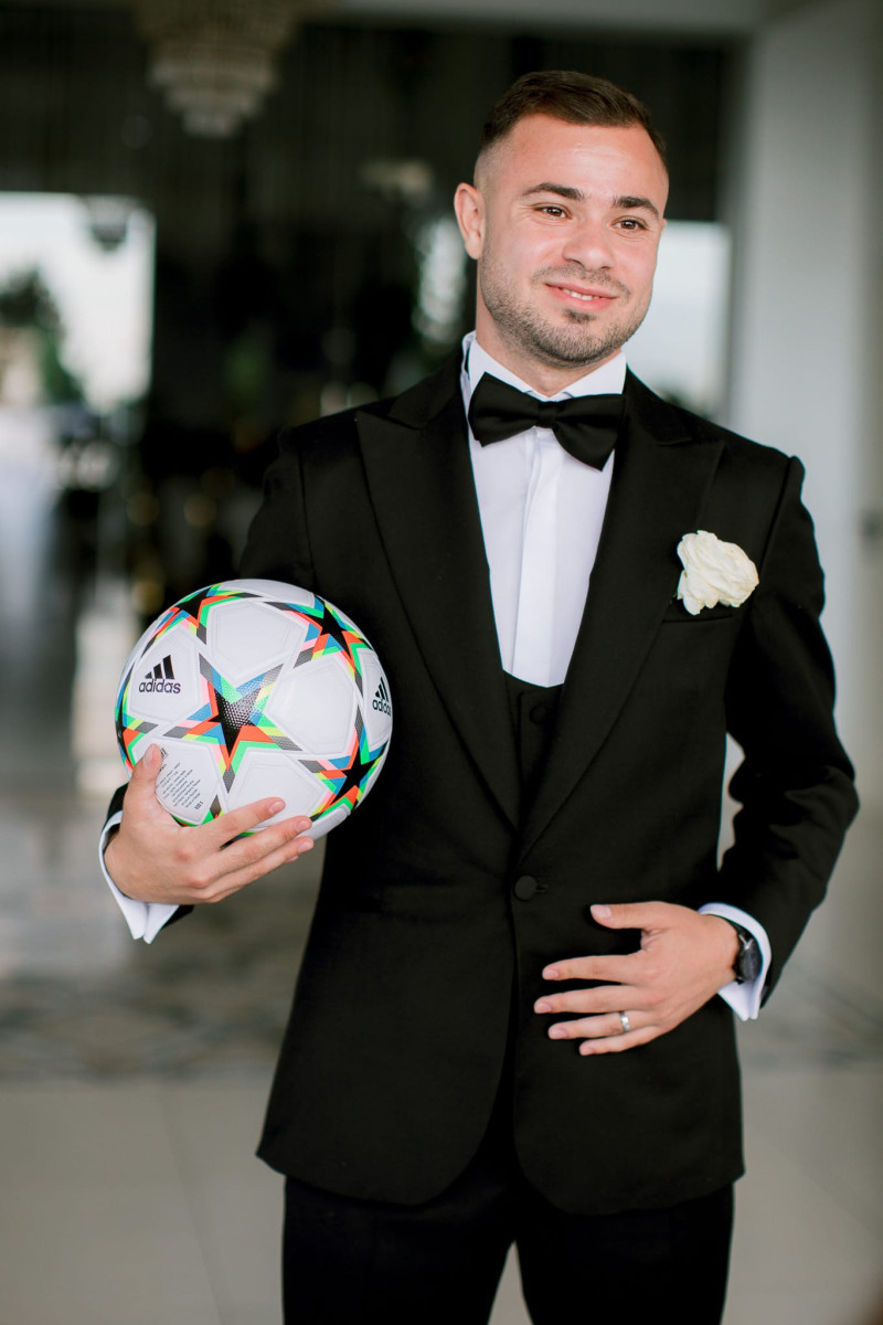 Alin la nunta cu mingea in mana