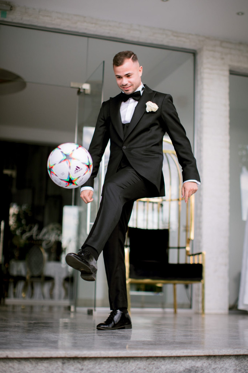 In costum de ginere cu mingea pe picior