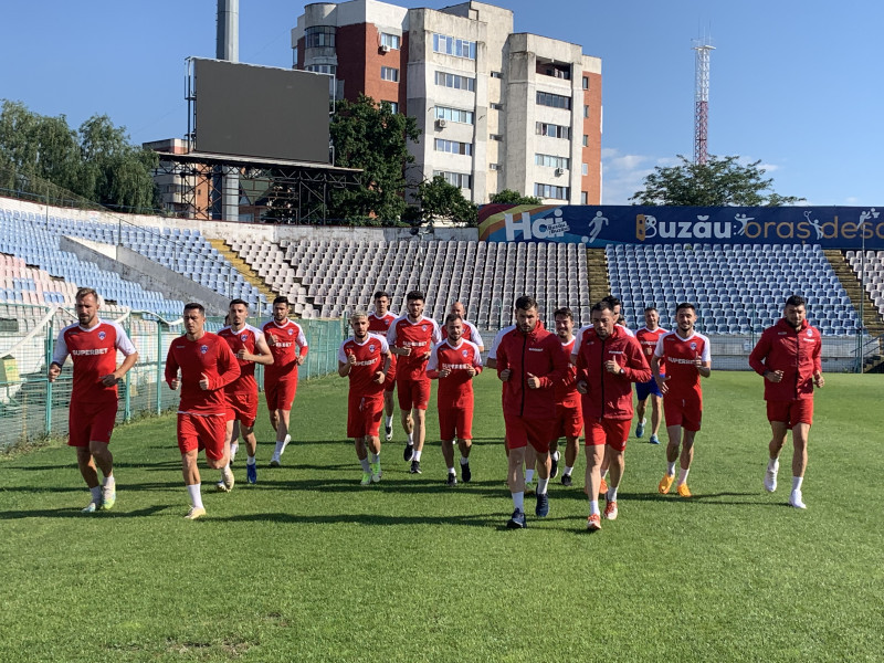 Jucatorii lui FC Buzau la antrenament
