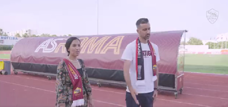Un cuplu s-a logodit în fața lui Jose Mourinho / Foto: Captură Twitter@OfficialASRoma