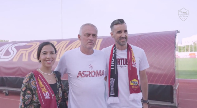 Un cuplu s-a logodit în fața lui Jose Mourinho / Foto: Captură Twitter@OfficialASRoma
