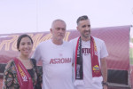 Un cuplu s-a logodit în fața lui Jose Mourinho / Foto: Captură Twitter@OfficialASRoma