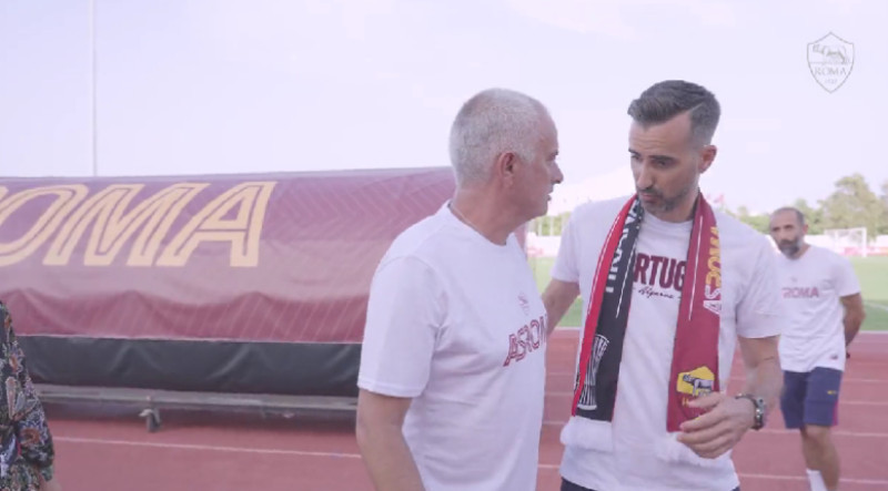 Un cuplu s-a logodit în fața lui Jose Mourinho / Foto: Captură Twitter@OfficialASRoma