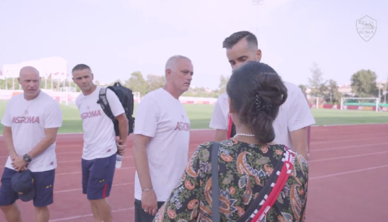 Un cuplu s-a logodit în fața lui Jose Mourinho / Foto: Captură Twitter@OfficialASRoma
