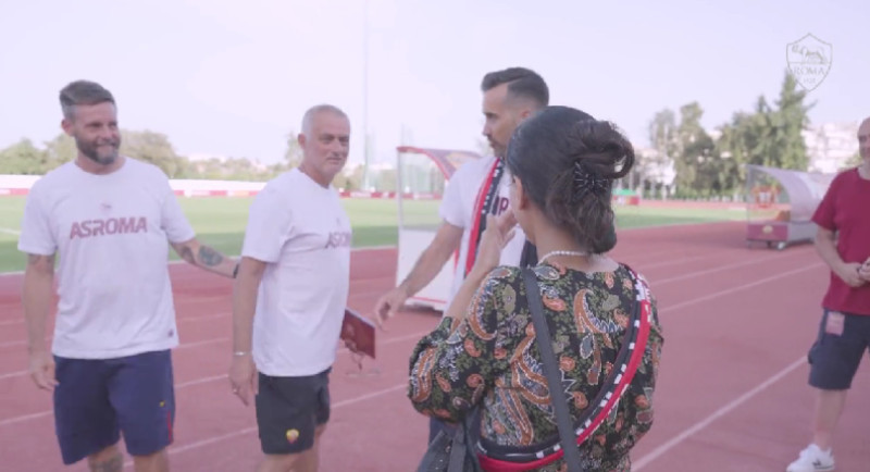 Un cuplu s-a logodit în fața lui Jose Mourinho / Foto: Captură Twitter@OfficialASRoma