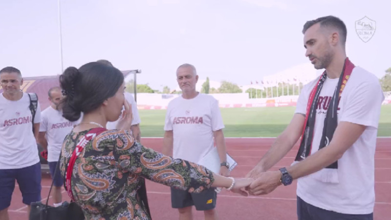 Un cuplu s-a logodit în fața lui Jose Mourinho / Foto: Captură Twitter@OfficialASRoma