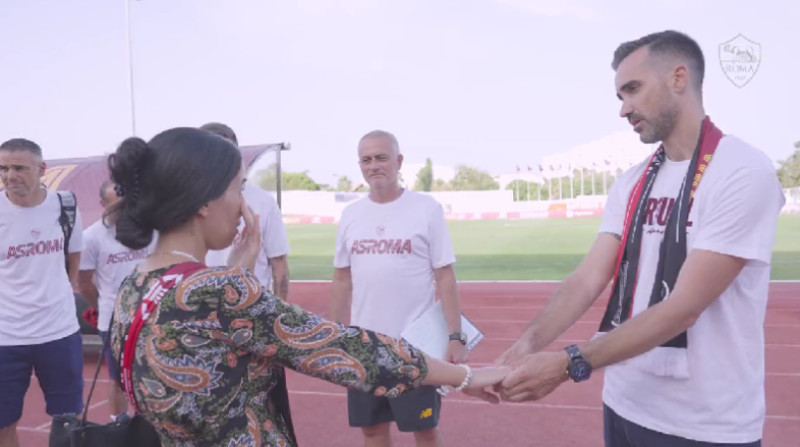 Un cuplu s-a logodit în fața lui Jose Mourinho / Foto: Captură Twitter@OfficialASRoma