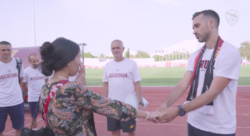 Un cuplu s-a logodit în fața lui Jose Mourinho / Foto: Captură Twitter@OfficialASRoma