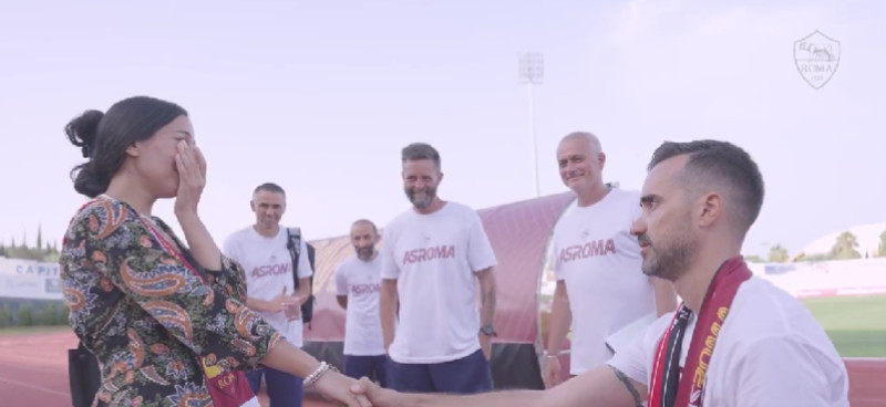 Un cuplu s-a logodit în fața lui Jose Mourinho / Foto: Captură Twitter@OfficialASRoma