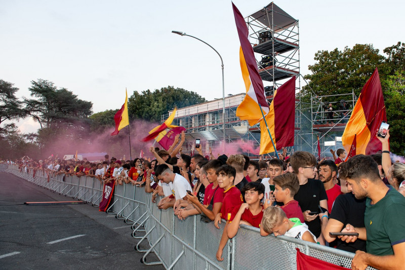 presentation of Paulo Dybala to the Roma fans