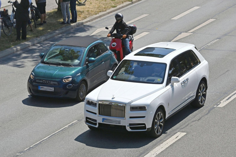 Munich, Deutschland. 22nd July, 2022. Theme picture BIG VS SMALL. A luxury SUV Rolls Royce Cullinan drives next to a Fiat 500 small car, behind it drives a scooter on a street in Munich on 22.07.2022 ?SVEN SIMON Fotoagentur GmbH &amp; Co. Pressefoto KG # Prin