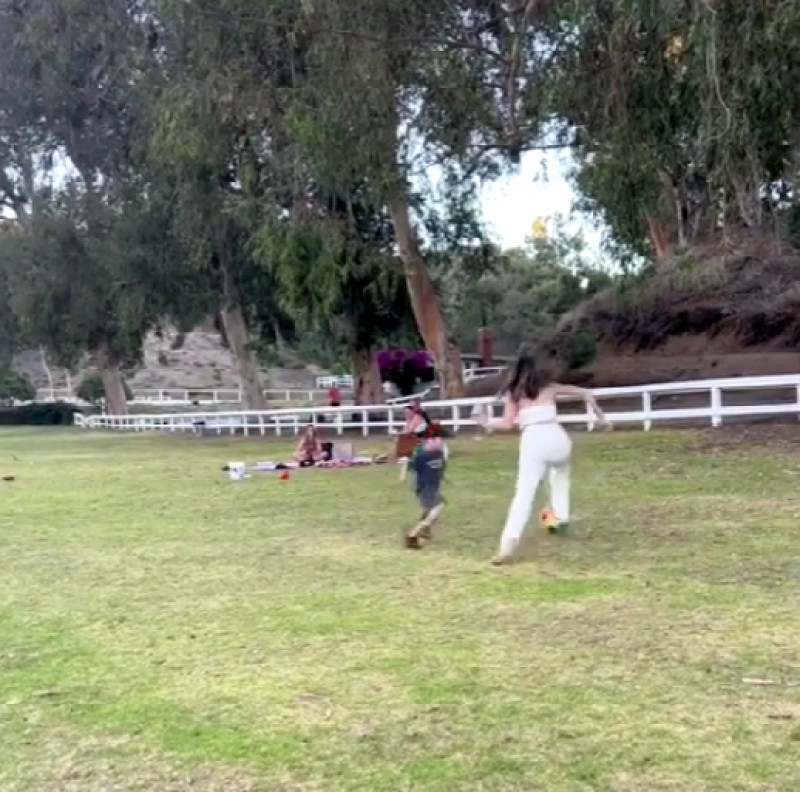 O femeie a fost ”faultată” în parc de un copil / Foto: Captură Marca TV